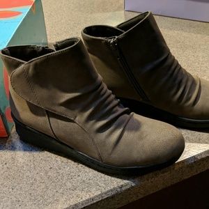 Yuu ankle boots size 7M, New, never worn